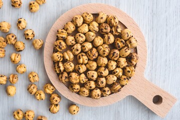 Fototapeta premium roasted chickpeas in a wooden bowl