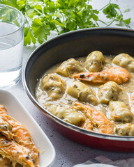 Artichokes recipe with prawns and green sauce