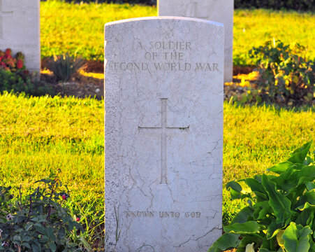 Lapide di soldato inglese morto in Italia Giorno della Memoria. milite ignoto. seconda guerra mondiale morti