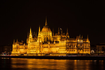 Fototapeta premium Nightview of Parliament in Budapest, Hungary