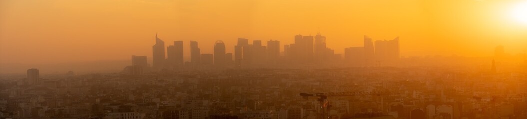Obraz premium Gennevilliers, France - 11 10 2021: Panoramic view of La Defense towers district from Gennevilliers