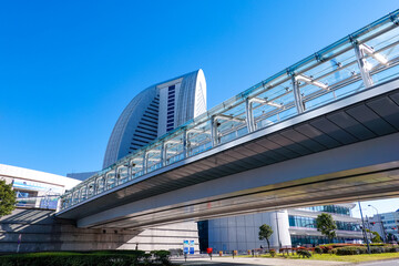 Fototapeta na wymiar みなとみらい駅のあるクイーンズスクエアとパシフィコ横浜を結ぶクイーンモール橋（神奈川県横浜市）