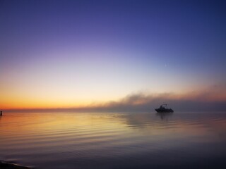Łódź, wschód słońca nad morzem © Katarzyna