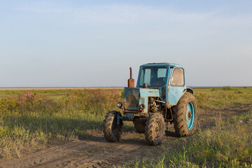 Obraz premium A very old tractor in the field.