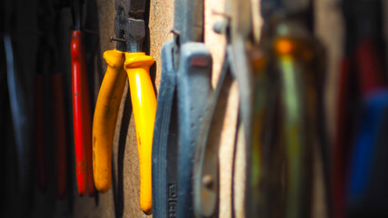 Vieux outils de bricolage poussiéreux, accrochés au mur d'un vieil atelier de bricolage