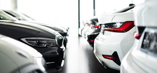 Reihe an Fahrzeugen in einem Autohaus, Autos, Automobilindustrie 