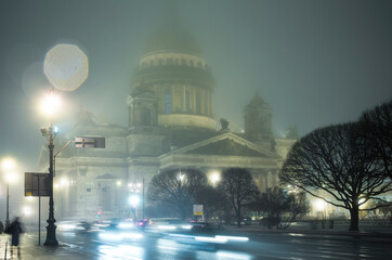 Obraz premium St. Isaac's Cathedral in St. Petersburg at night in the fog