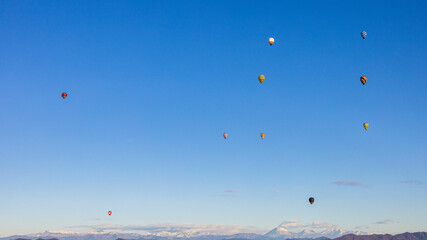 バルーンフェスティバル　日光の山を背景に
