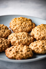 primer plano de galletas de avena en un plato