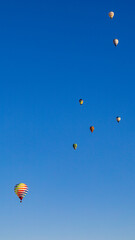 青空に浮かぶ気球