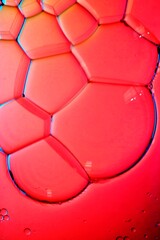 Burbujas en aceite de girasol con agua infladas con aire,  producen una ilustraciòn abstracta de color en la superficie del lìquido.