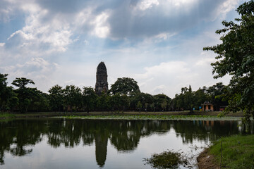 Fototapeta na wymiar The castle in Ayutthaya, across from the pond