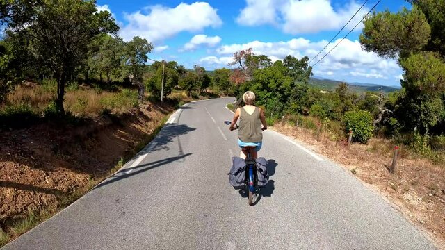Une femme faisant du v&eacute;lo en pleine campagne