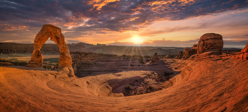delicate arch in arches national park with sunset