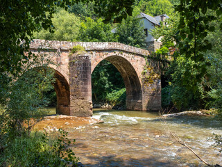 Fototapeta na wymiar Roman stone bridge of Conques, France