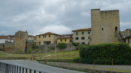 Fototapeta na wymiar Le mura che circondano il centro storico di Asciano in provincia di Siena, Italia.
