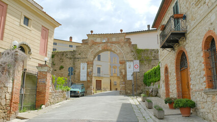Fototapeta na wymiar Le mura che circondano il centro storico di Asciano in provincia di Siena, Italia.