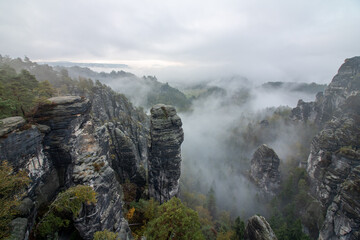 Mystische Berge im Nebel des Waldes.