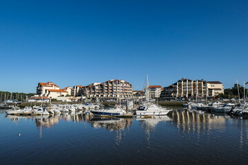 Vista sobre o porto e parte da cidade de Capbreton em França - obrazy, fototapety, plakaty