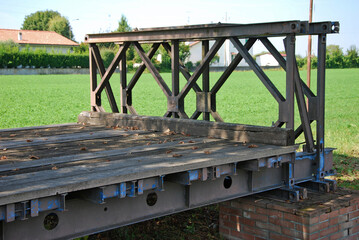 Uno spezzone di ponte Bailey, residuato della Seconda guerra mondiale.