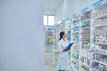 Pharmacien vérifiant des médicaments dans une pharmacie