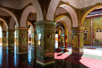 Obraz premium Mandalay, Myanmar - view of the main temple at the top of Mandalay temple