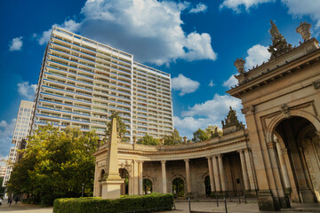 Blick von der Leipziger Strasse in Berlin zu den Spittelkolonaden und den dahinterliegenden Hochhäusern an einem sonnigen Sommertag