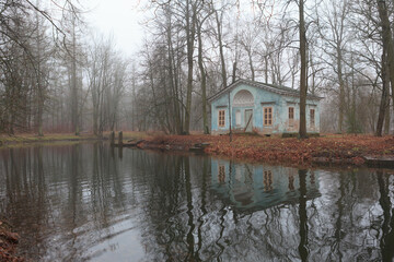 Obraz premium Abandoned house on the island in Alexander Park in Tsarskoe Selo
