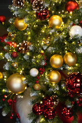 Obraz na płótnie Canvas Christmas tree with red and gold toys