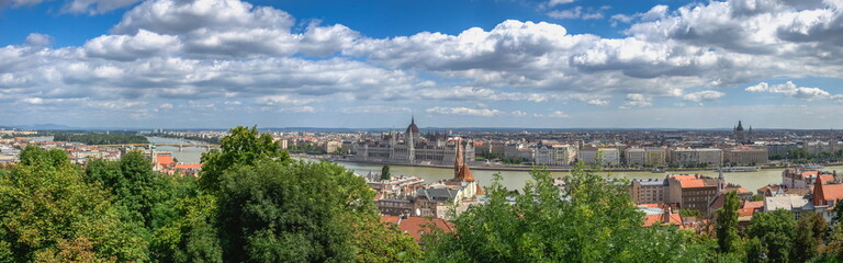 Obraz premium Danube river and Parliament building in Budapest, Hungary