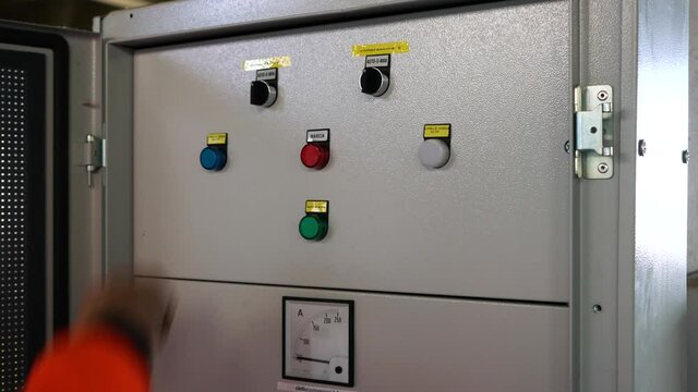 Electric operator, selector maneuver, switch on switchboard