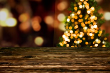 Table vide devant l& 39 arbre de Noël avec fond de décorations. Pour le montage d& 39 affichage de produit
