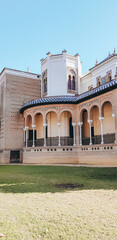 Sevilla monumentos cielo cesped palmeras guitarra 