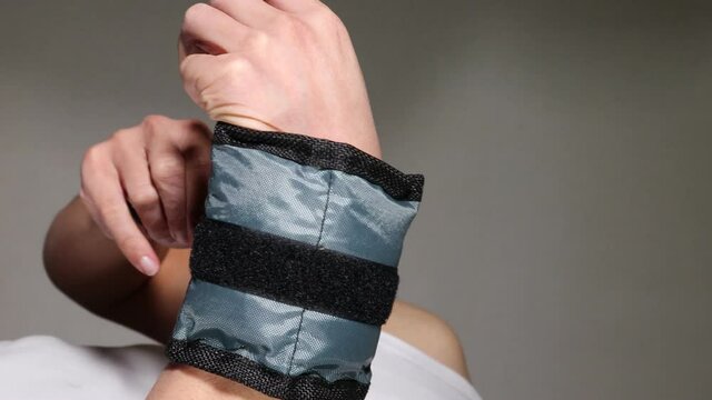 腕に重りを付ける日本人男性