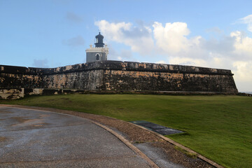Ancient walls with lighthouse in Castillo del Morro, San Juan, Puerto Rico - obrazy, fototapety, plakaty