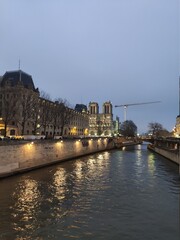 Notre-Dame de Paris et la Seine pendant une soirée de Noël, à Paris. 
