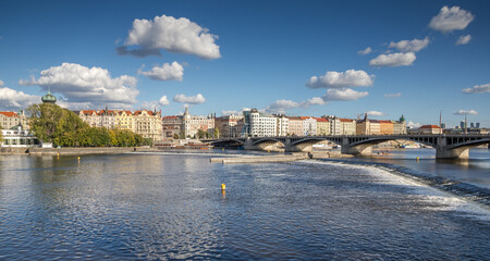 Obraz premium river weir in the center of Prague on a sunny autumn day