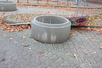 FU 2020-10-03 Schule 5 Auf den Pflastersteinen ist ein Betonring