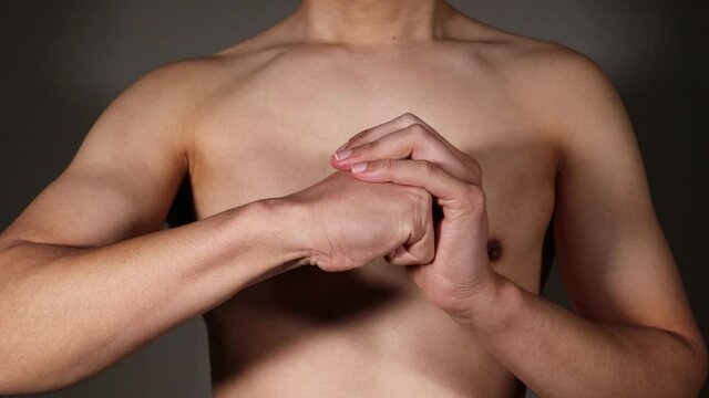 カンフーのポーズをする裸の日本人男性