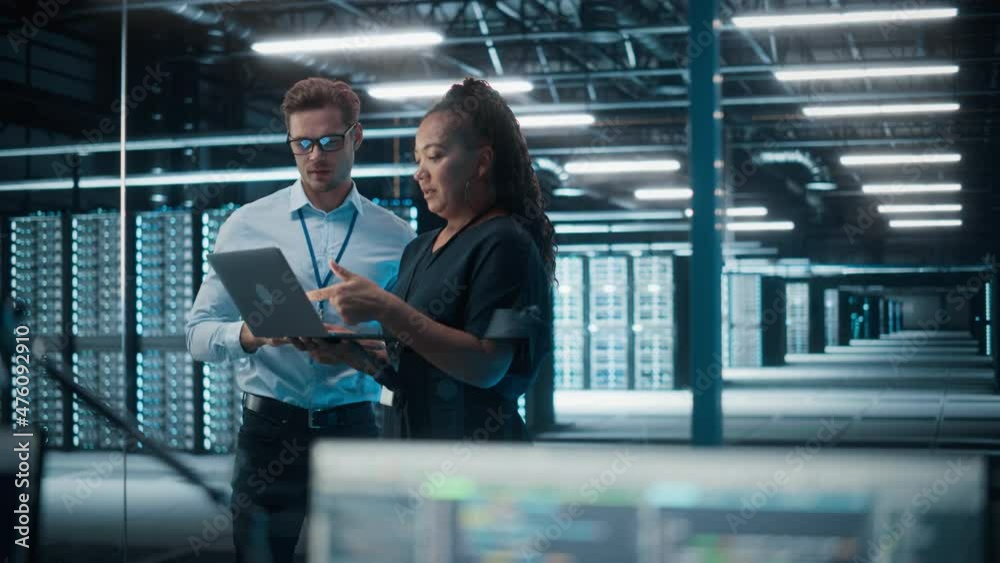 Leinwandbilder Diverse Big Data Center Server: e-Business Enrepreneur and IT Specialist talk, Use Laptop. Technical Support Scientist works with Cloud Infrastructure Architect. Virtualization of Solution Reliability