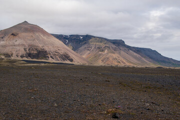 Fototapeta na wymiar Wanderung im Nationalpark Skaftafell und Vatnajökull im südosten von Island mit seinen Flechten und Moosen, Hochebene und Felsen ein Wanderparadies.
