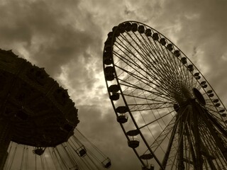 Fototapeta premium Riesenrad und Kettenkarrussell im Retro-Look / Sepia
