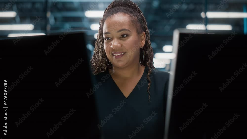 Leinwandbilder portrait of african american female it specialist working on desktop in data center. system administ