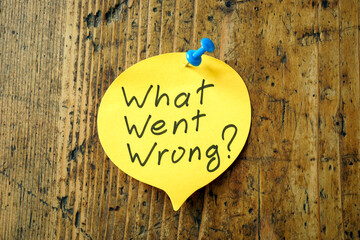 Memo stick with phrase What went wrong. - obrazy, fototapety, plakaty
