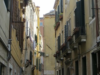 Fototapeta na wymiar VENICE, ITALY - 2018. A narrow passage between the walls of the old city.