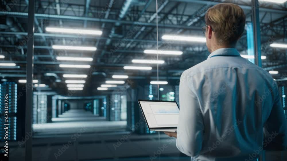 Fototapete Big Data Center Specialist Engineer Using Laptop Computer. Server Farm Cloud Computing Facility with System Administrator Working. Software as Solution and Cloud Computing with Cyber Security