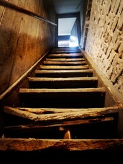 stare drewniane schody