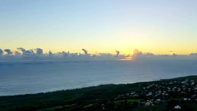 timelaps d'un couch&eacute; de soleil sur l'oc&eacute;an indien par temps clair et ensoleill&eacute; 