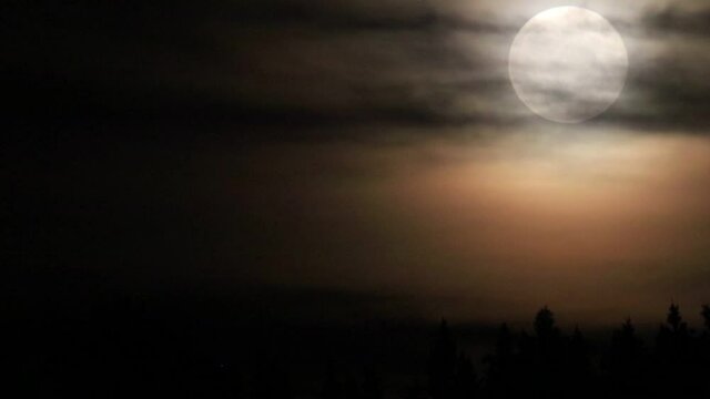 une super lune dans le ciel