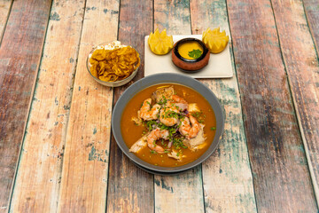 Encebollado is a food seasoned with a lot of onion and seasoned with spices. It is considered the flagship dish of Ecuadorian gastronomy.